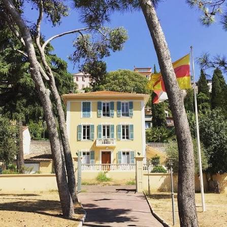 Villa Ingeborg med gul fasad och blå fönsterluckor